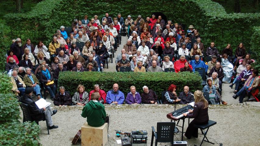 Nicht nur Konzerte, auch Theater wird im Schlosspark gespielt: Hier "Der Garten und sein Mensch" im Sommer 2011.