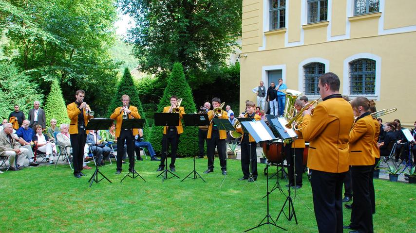 Der Musikverein Buckenhofen bei einem Konzert vor eindrucksvoller Kulisse.