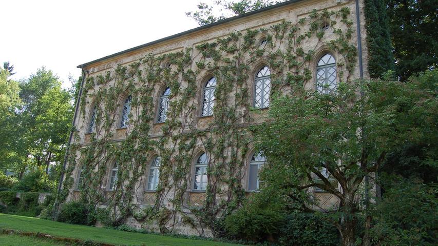 Das Verwalterhaus aus Tuffstein, genannt Tuffhaus, ist Teil des Anwesens. Dazu gehören auch ein Teehaus, eine Gruft mit Gräbern des Adelsgeschlechtes Seckendorff-Aberdar und ein Teich.