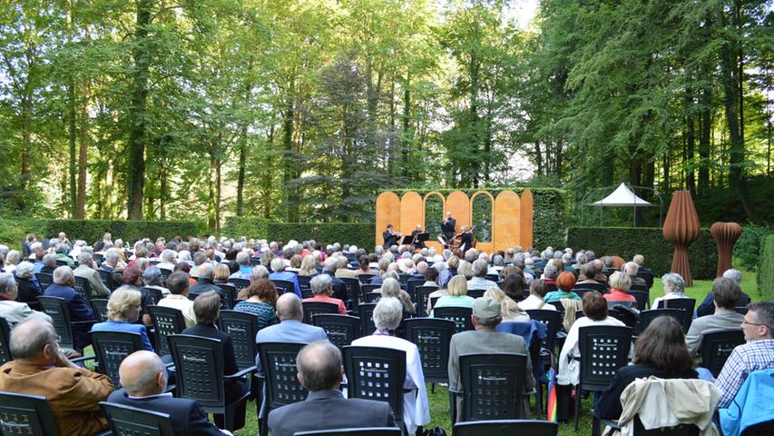 Das Bamberger Streichquartett mit Trompeter Lutz Randow gab 2014 mit "Kronjuwelen des Barock und der Klassik" ein vielumjubeltes Konzert im Schlosspark.