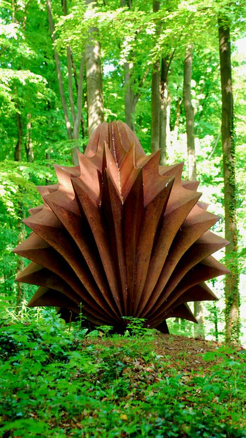 Eine Stahlplastik von Herbert Mehler erinnert an eine Blüte.