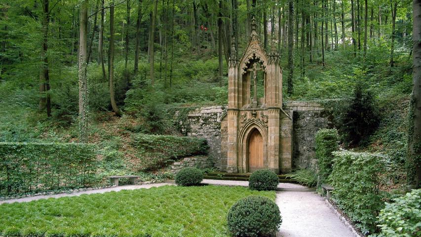 Der Park beherbergt auch eine Gruft. Hier liegen unter anderem Mitglieder der Adelsfamlie der von Seckendorff-Aberdars. Ihr gehörte vom 18. bis ins 20. Jahrhundert das Schloss.