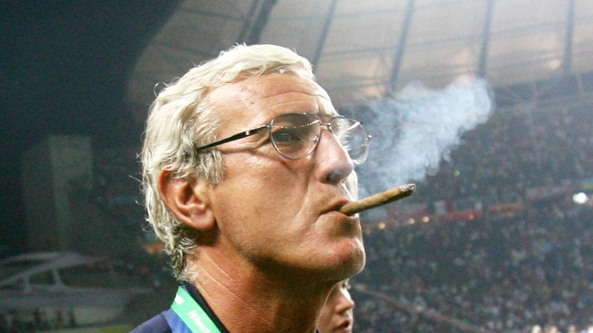 Weltmeisterlich: Marcello Lippi feiert den WM-Titel 2006 mit einer Sieger-Zigarre.