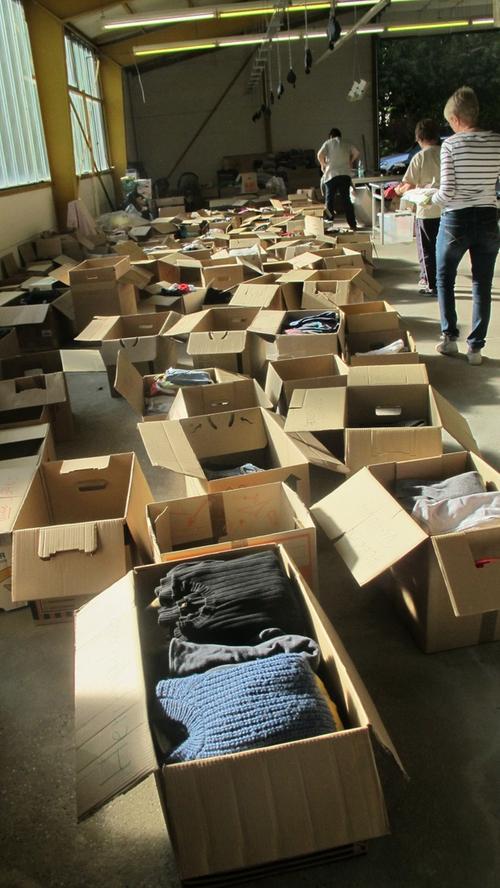 Kartons voller Kleidung für Flüchtlinge.