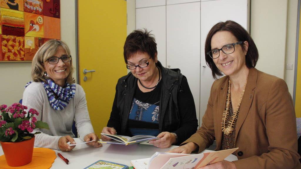 Kerstin Stocker, Steffi Daubel und Ruth Schneider (v. links) bereiten die neue Schulzeit für die Aktion "Lesepaten".