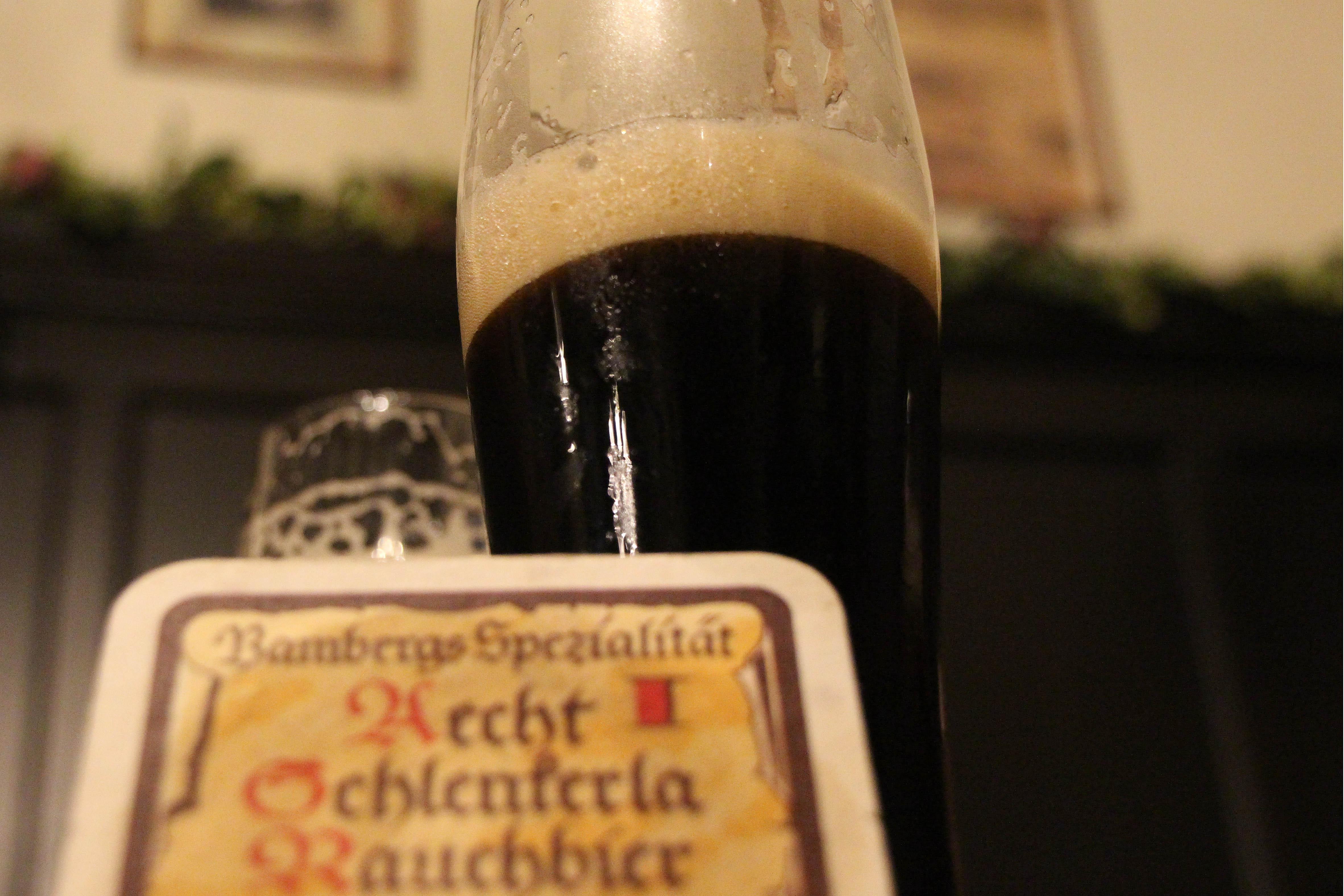 Schlenkerla, die berühmte histori­sche Brauereigaststätte in Bam­berg, serviert ebenfalls eine Bier­kreation, die nicht jeden Gaumen erfreut. Der charakteristische Geschmack des Rauchbiers, der durch die Verwendung von geräuchertem Malz entsteht, ist nicht nur für auslän­dische Gäste gewöhnungsbedürftig. Gemäß eines alten Sprichwortes schmeckt erst das dritte Seidla so rich­tig. Angeblich saß aber sogar schon Bob Dylan im Bamberger Schlenkerla und wusste das zuvor bereits in einem New Yorker Biergarten verkostete "Smoke Beer" sehr zu schätzen.