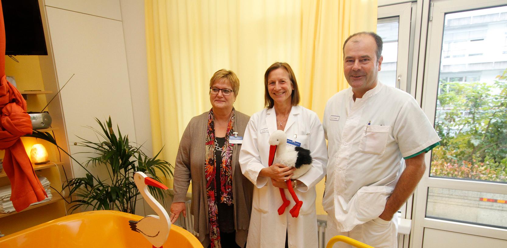 Judith Peltner, Cosima Bruckner und Wolfgang Köhler freuen sich über die Vergrößerung der Babystation im Südklinikum.