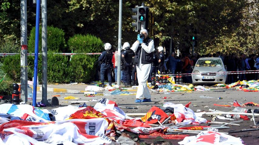 Die Leichen wurden mit Flaggen und Bannern abgedeckt. Zu der Demonstration hatten die pro-kurdische Partei HDP und andere regierungskritische Gruppen aufgerufen.