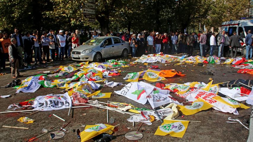 Die Demonstranten gingen für ein Ende der Gewalt in der Türkei auf die Straße. 500 Menschen wurden bei der Explosion verletzt.