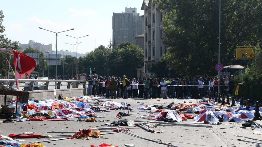 Bei dem Terroranschlag auf eine regierungskritische Friedensdemonstration in Ankara sind mindestens 97 Menschen getötet worden. Regierungskritische Kreise sprechen inzwischen von 500 Opfern.