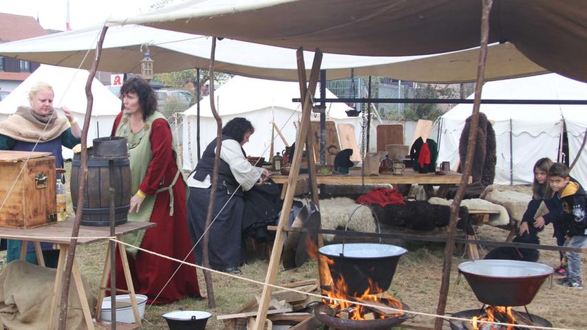 Feuershows und Markttreiben beim Mittelalterfest in Hemhofen