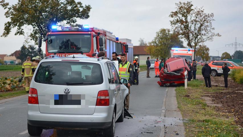VW Touran kracht in Golf - Unfall in Fürth-Sack