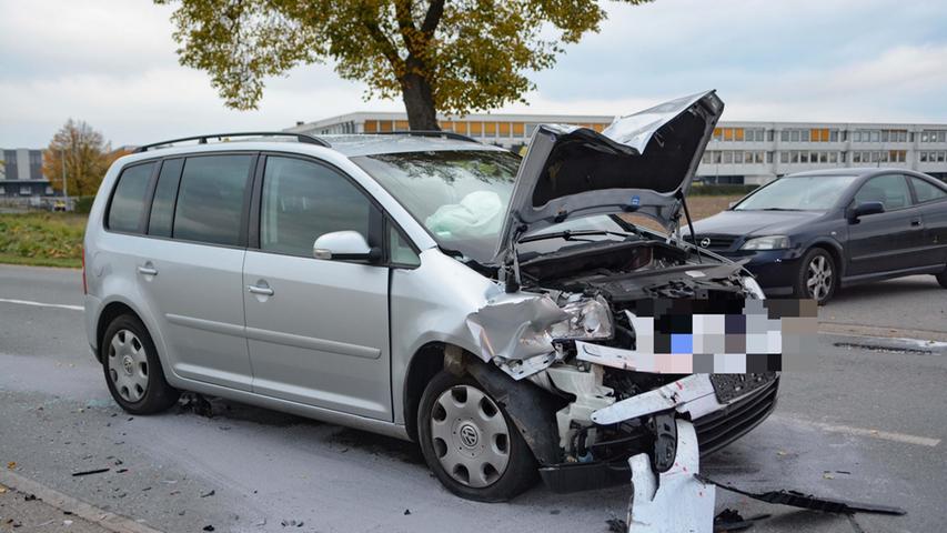 VW Touran kracht in Golf - Unfall in Fürth-Sack