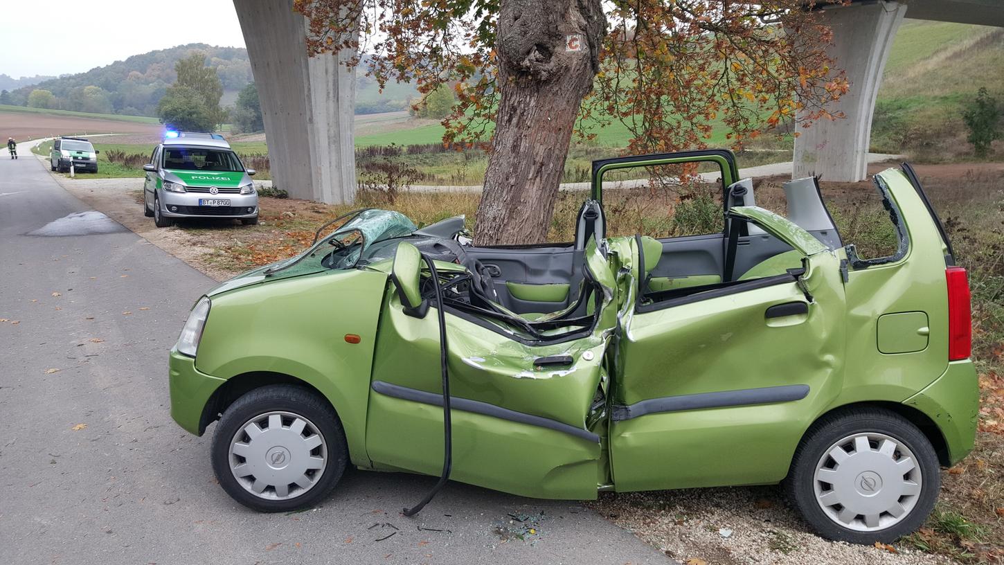 Zwei junge Männer wurden bei einem Unfall bei Coburg schwer verletzt. Der 18-jährige Fahrer und sein 14-jähriger Beifahrer wurden schwerst verletzt in Kliniken geflogen.