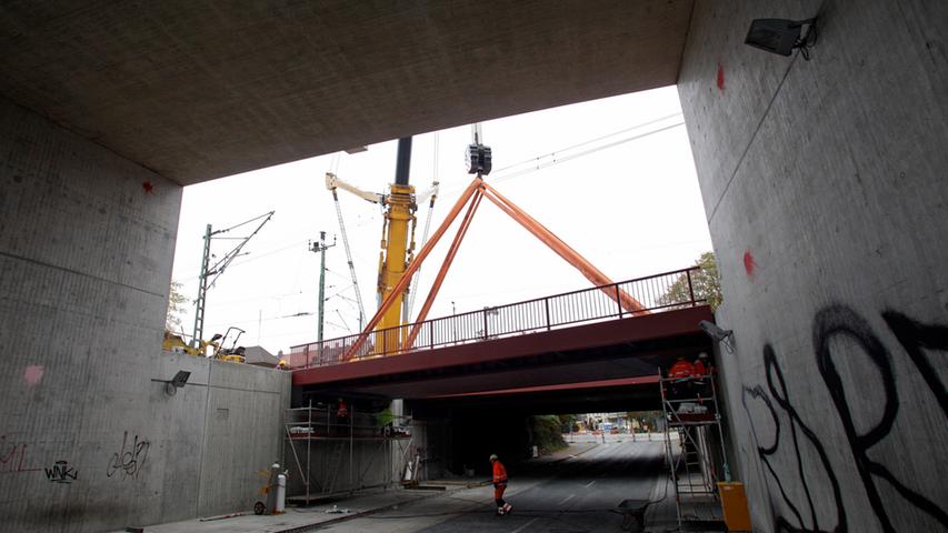 Am Samstag wurde bereits die neue Brücke über der Schwabacher Straße eingehoben.
