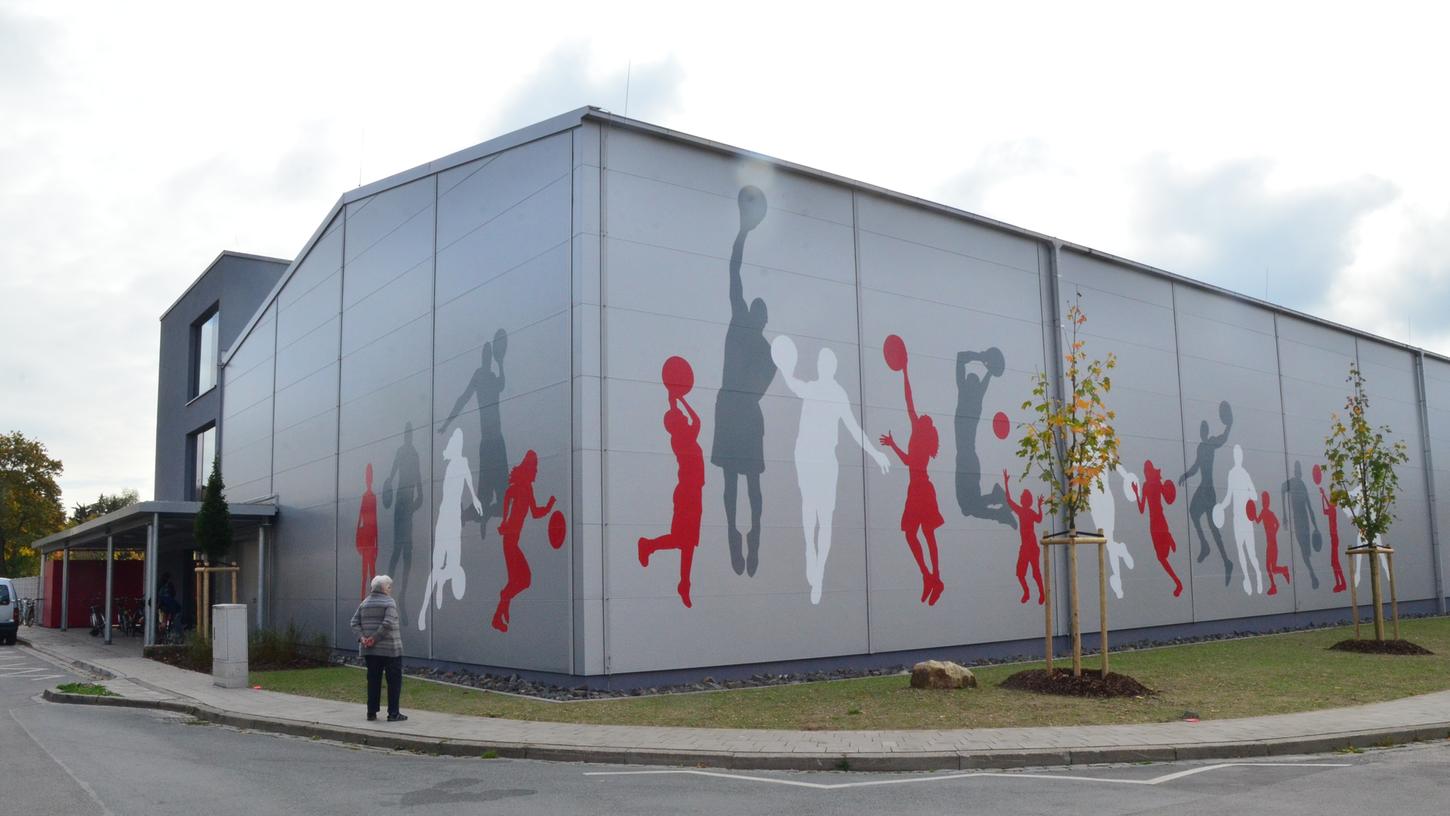 Die neue Halle des Jugendförderzentrums "BasKIDhall" in der Kornstraße wurde eröffnet und kann nun für Kinder und Jugendliche oder andere Vereine genutzt werden.