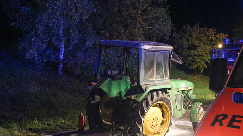 Auto fährt auf Traktor auf: Zwei Männer schwer verletzt