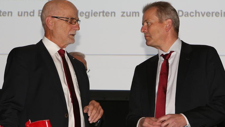 Zwei Gesichter des 1. FC Nürnberg: Radiolegende Günter Koch (links) und Nürnbergs Oberbürgermeister Ulrich Maly sind beide im Aufsichtsrat des FCN vertreten. Sie lassen sich als Erste auf der Bühne blicken, nehmen auf dem Podium ihre Plätze ein.