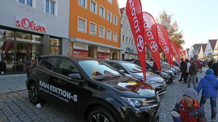 Blitzender Lack und matter Schimmer: Autosalon in Neumarkts Mitte