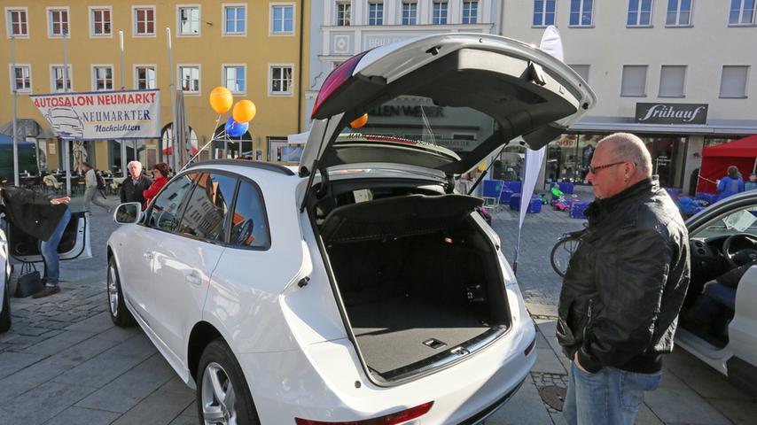 Blitzender Lack und matter Schimmer: Autosalon in Neumarkts Mitte