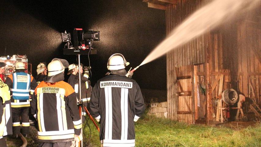 Anhänger fängt Feuer: 30.000 Euro Schaden nach Scheunenbrand
