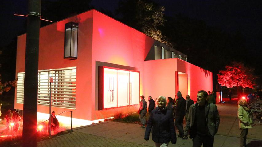 Das Museum Lothar Fischer und die Stadtbibliothek waren rot angeleuchtet während die Kälte gegenüber am Schloßweiher bei der KulTourBar des Lions-Clubs der Stimmung zu der Musik von der Parkbank-Band keinen Abbruch machte.