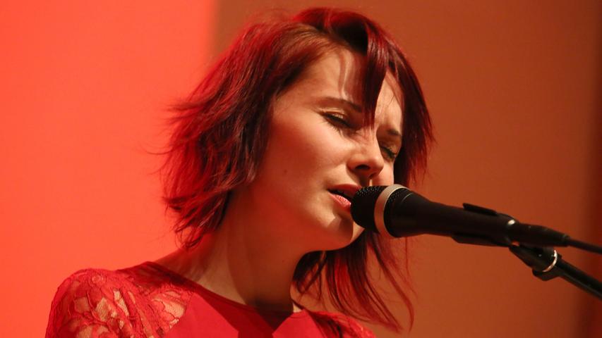 Die Pop-Newcomerin Sarah Straub aus Augsburg schaute mit ihrer Band zum Ende ihrer Deutschland-Tournee im Reitstadel bei der Kulturnacht vorbei. Dort spielte sie Lieder aus ihrer neuesten CD Red.