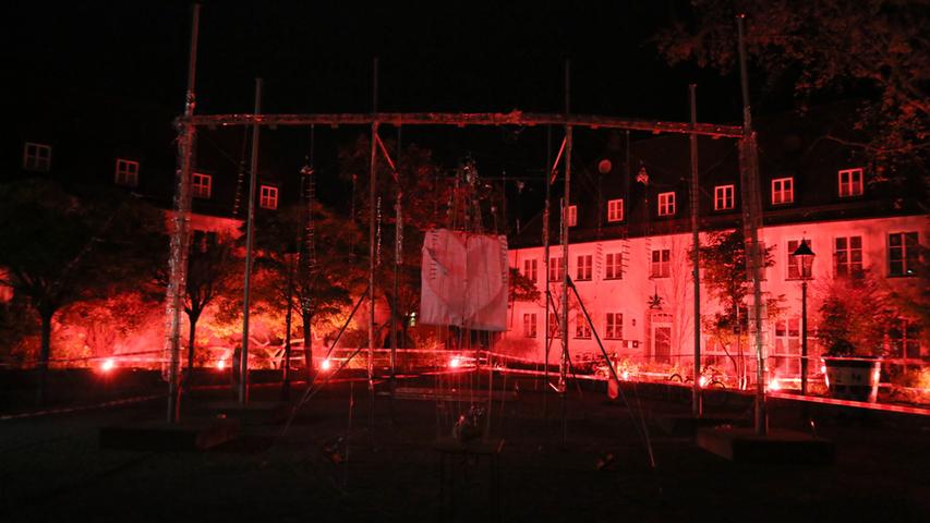 Eine Feuer-Performance gab es unter dem Titel Pyro Painting von Robert Diem auf dem Residenzplatz.