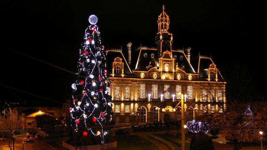 Viel prunkvoller geht es da in Limoges zu, wie hier am Rathaus. In Fürths französischer Partnerstadt fangen die Arbeiter bereits im Oktober an, den ganzen Ort weihnachtlich zu schmücken.