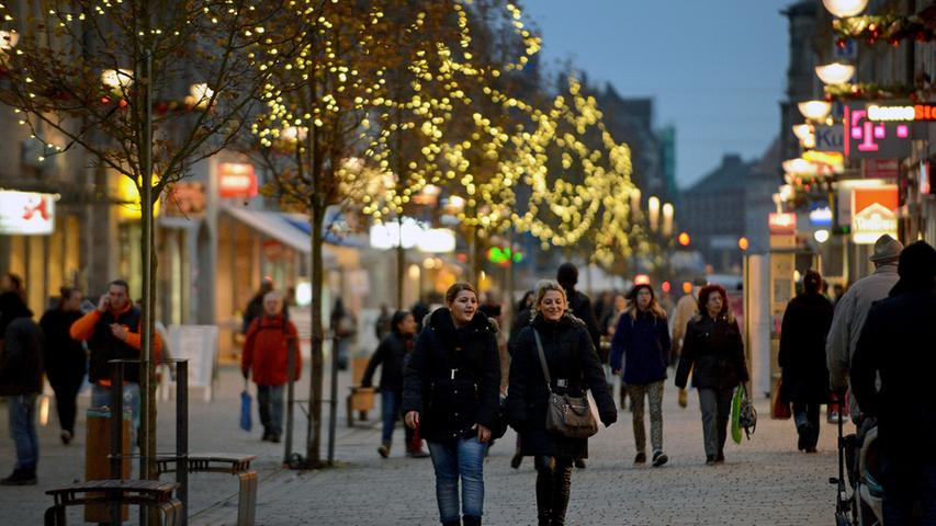 So präsentiert sich die Fußgängerzone in der Schwabacher Straße bislang in der Adventszeit. Künftig sollen...
