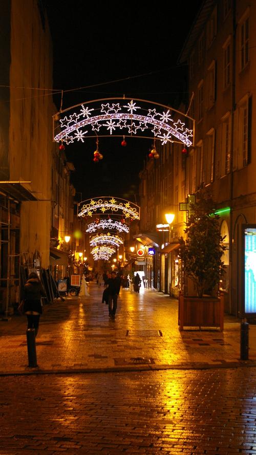 In der Fußgängerzone von Limoges überspannen Lichter und Schmuck vor allem die Geschäftsstraßen.