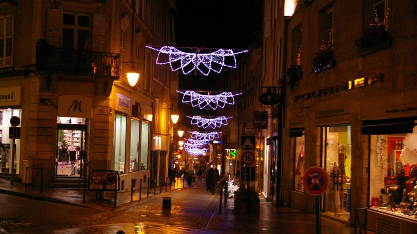 Nicht in allen Straßen der französischen Stadt hängen die gleichen Leuchten und Motive.