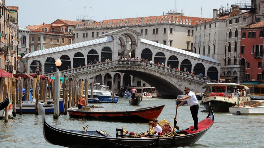 Unzählige Gondeln und Boote, die wie hier auf dem Canale Grande vor der Rialtobrücke zwischen den Häusern der Stadt auf dem Wasser schippern: das ist Venedig in Italien, seit 1954 bereits Partnerstadt von Nürnberg. Wussten Sie, dass eines der berühmtesten Gemälde von Albrecht Dürer, das "Rosenkranzfest", hier entstanden ist? Jetzt wissen Sie es!