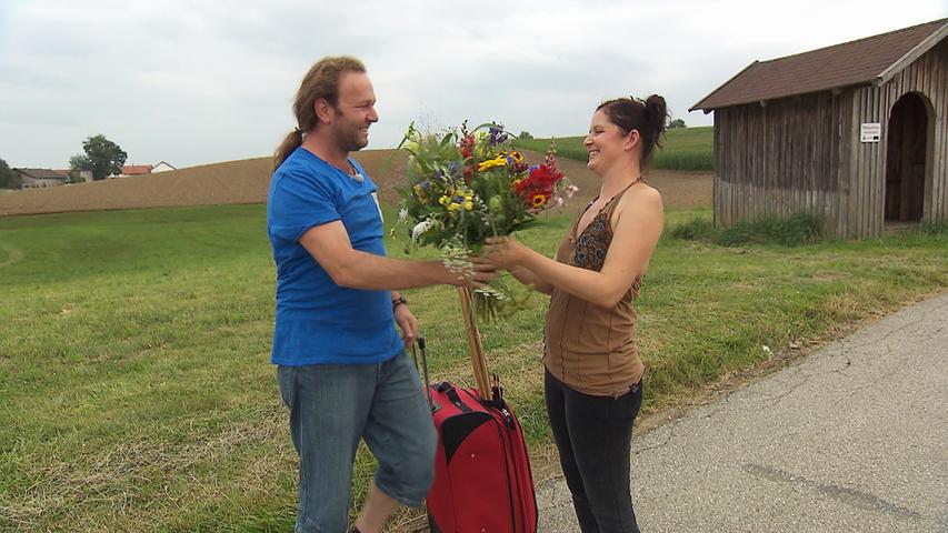 Seine Michi begrüßt er mit einem bunten Blumenstrauß. Die Floristin freut's.