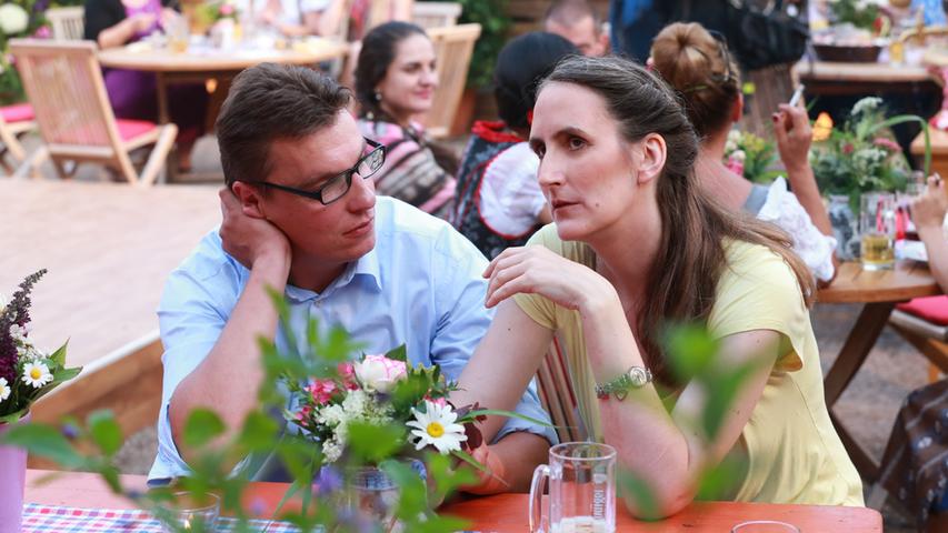 Männlicher Münsterländer: Thomas und Renate kommen sich beim Gespräch auf dem Scheunenfest näher.