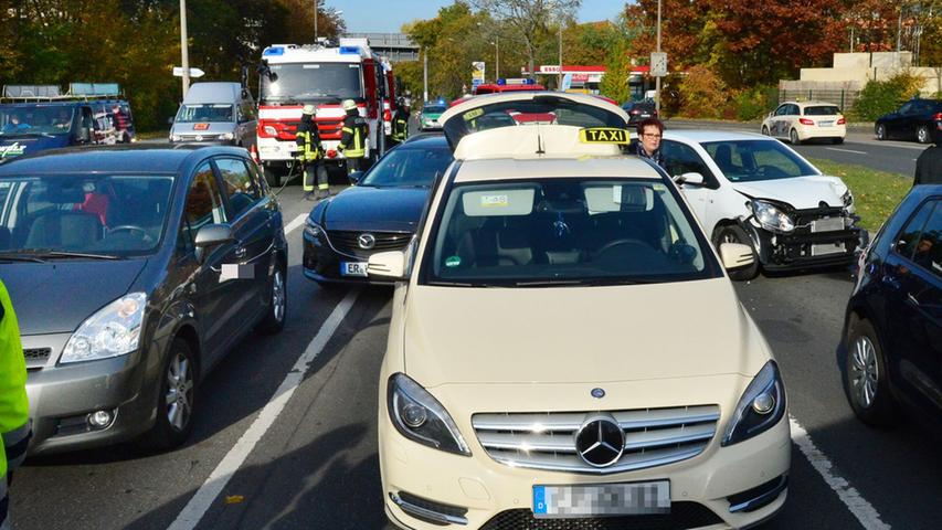 Auffahrunfall in Erlangen: Verletzte und Verkehrsbehinderungen