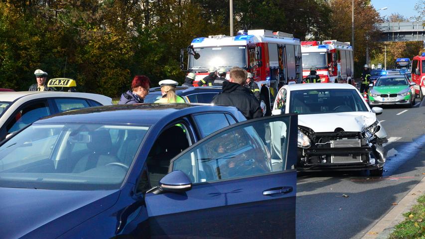Auffahrunfall in Erlangen: Verletzte und Verkehrsbehinderungen