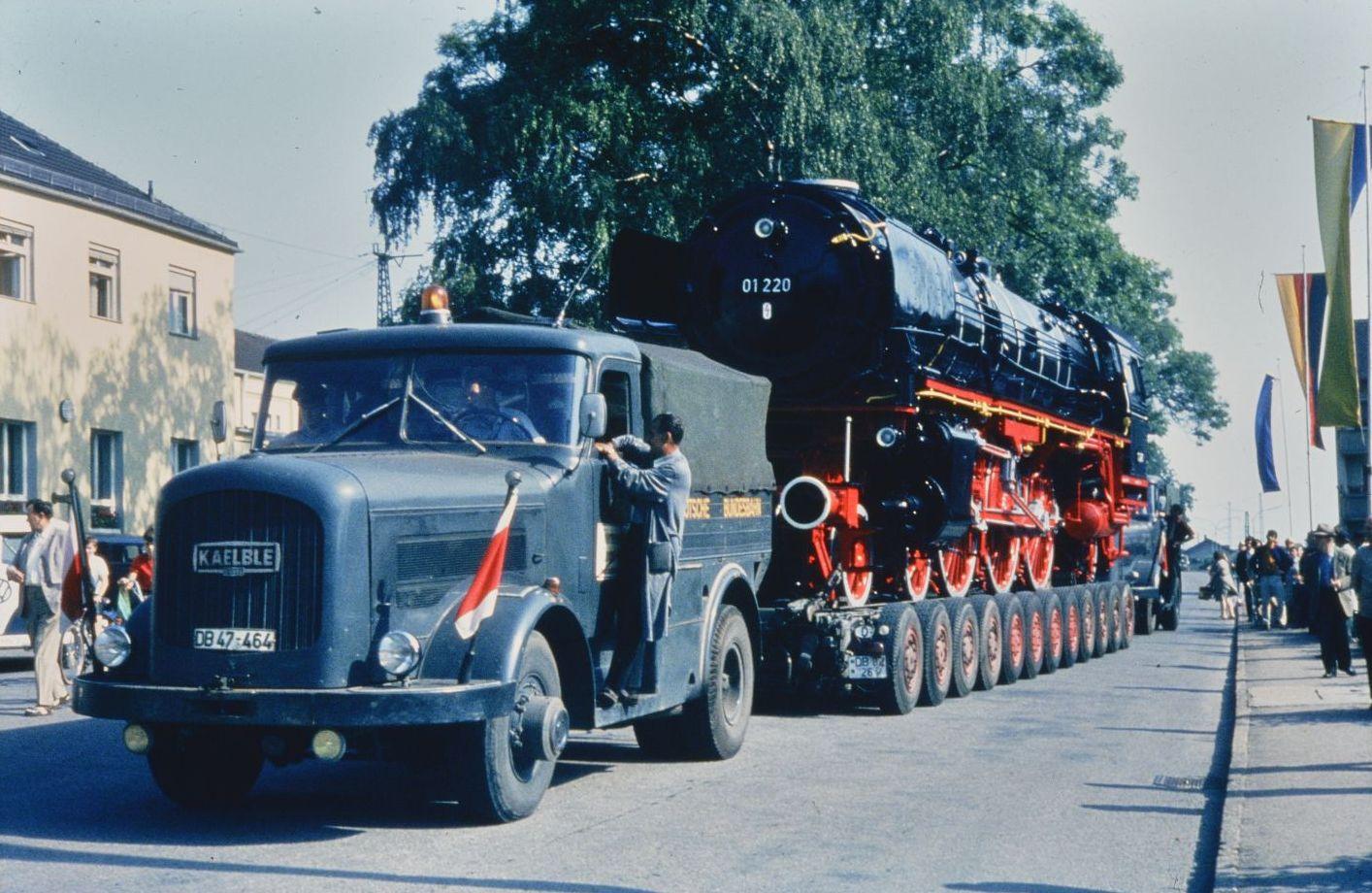 Die Denkmalslok zieht in Treuchtlingen ein