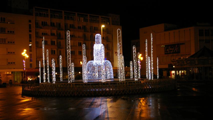 Im Sommer steht hier ein Brunnen, zur Weihnachtszeit wird das Wasserspiel mit kleinen Lichtern nachgebildet.