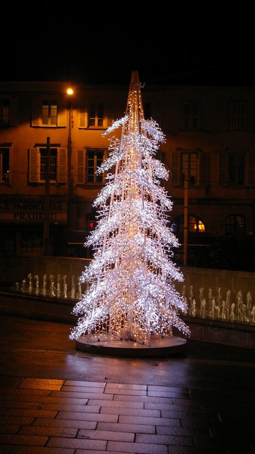 Manchmal muss ein Weihnachtsbaum aus Plastik herhalten, der dann auf einem ansonsten ungeschmückten Platz steht.