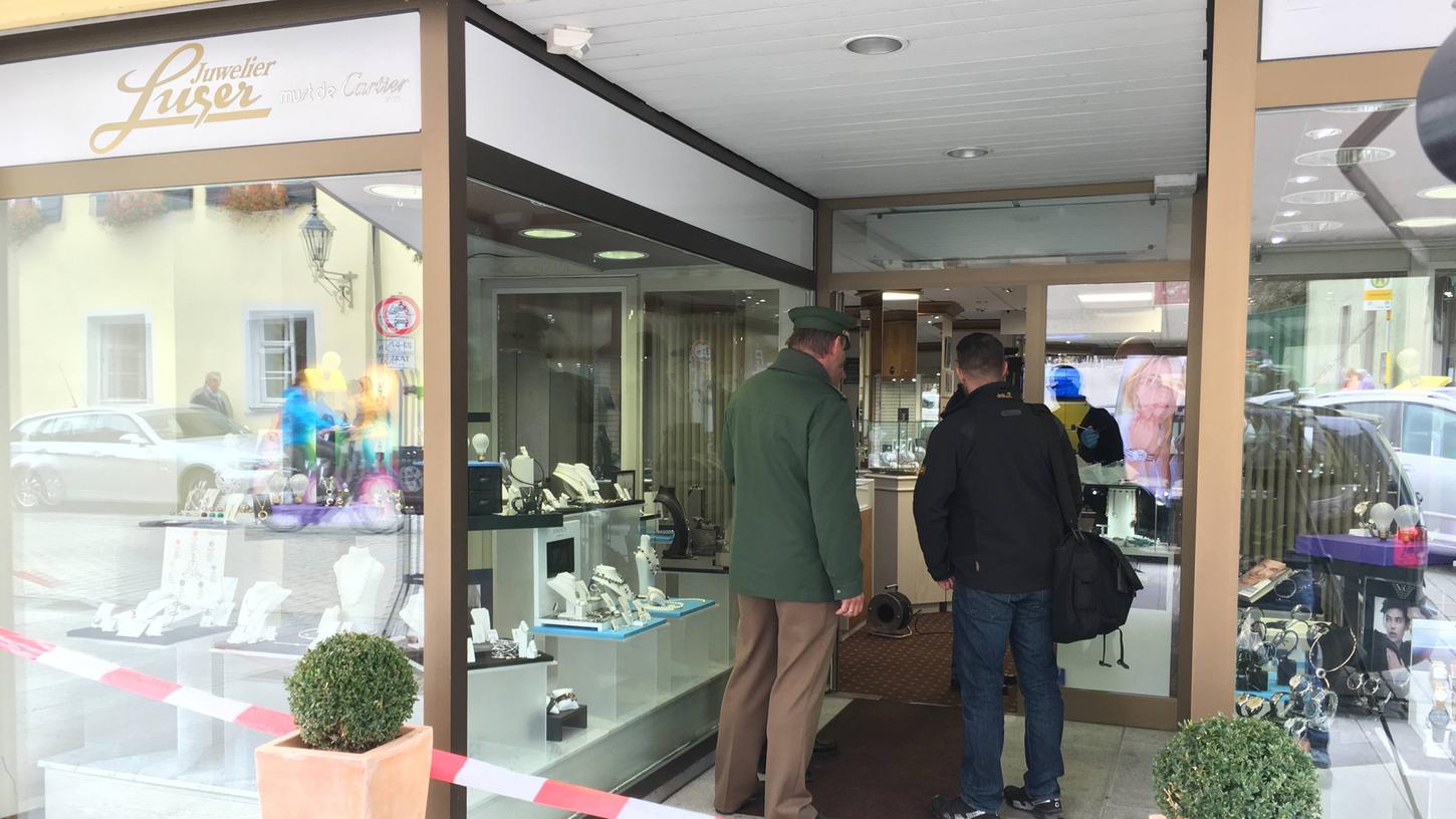 Ein Juweliergeschäft auf dem Gunzenhausener Marktplatz wurde überfallen. Zwei bewaffnete Männer sind derzeit auf der Flucht.