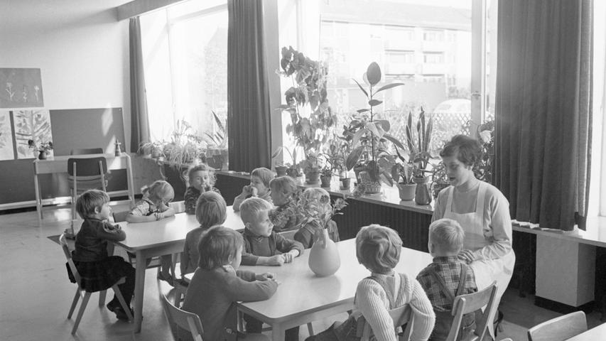 Licht und Sonne flutet in moderne Räume, wie sie an der Elsa-Brandström-Straße zu finden sind. Überall aber – in alten wie in neuen Einrichtungen – finden die Kinder Spaß. Hier geht es zum Artikel vom 14. Oktober 1965: Kommt Fritz in den Kindergarten?