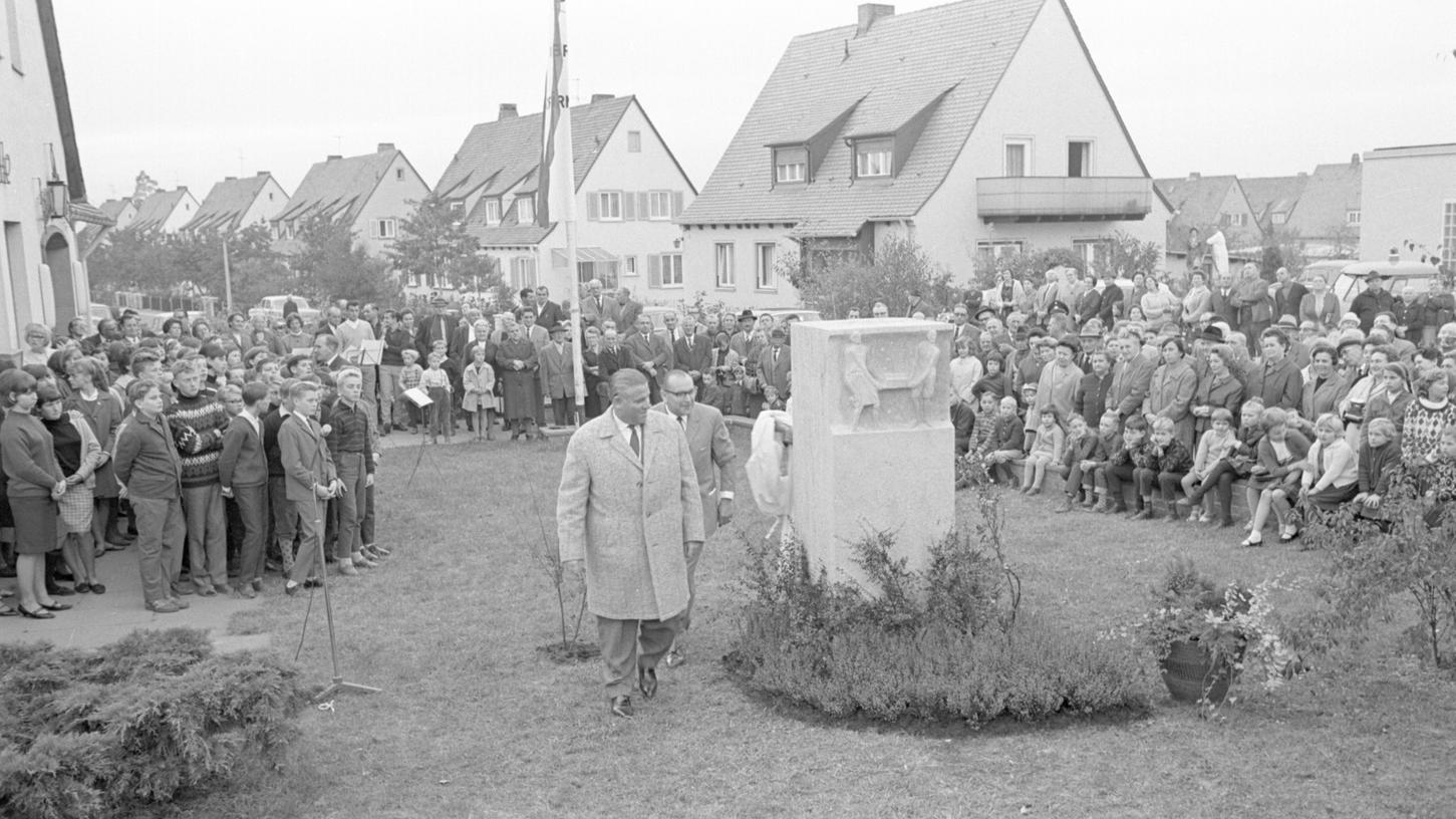 Die Falkenheim-Siedler haben viel Fleiß und Schweiß in ihre Häuser gesteckt. Das Engagement der Neubausiedler im Nürnberg Süden wurde mit einem Gedenkstein verewigt.