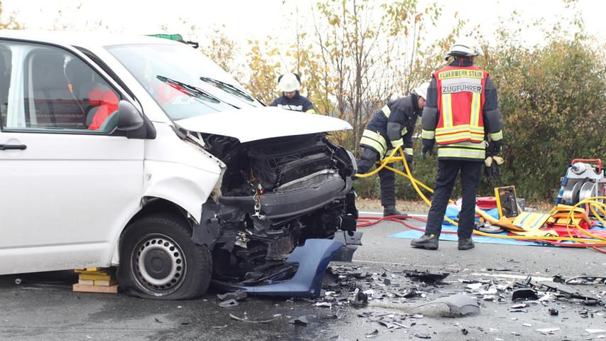 Verkehrsunfall auf B14 bei Stein: Zwei Personen schwer verletzt