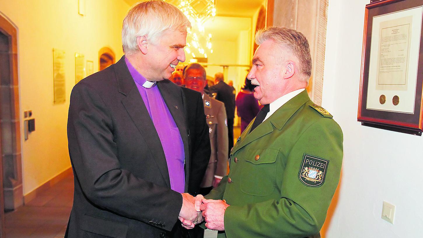 Der scheidende Polizeipräsident Gerhard Hauptmannl begrüßt Landesbischof Johannes Friedrich. Der scheidende Polizeipräsident Gerhard Hauptmannl begrüßt Landesbischof Johannes Friedrich.