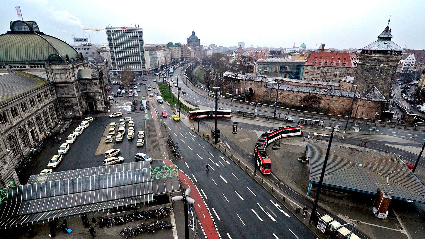 Dieses Bild gehört bald der Vergangenheit an. Ab April beginnen die Umbauarbeiten am Vorplatz des Nürnberger Hauptbahnhofs.