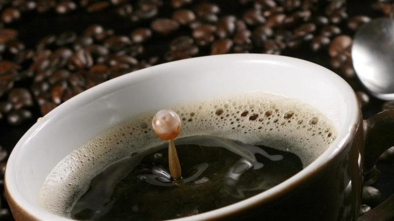 Um die gesundheitlichen Effekte von Kaffee isolierter betrachten zu können, rechneten die Forscher viele andere Einflüsse heraus, beispielsweise Ernährung und Rauchen.