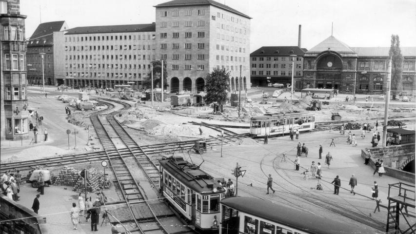 Die ersten großen Veränderungen machten sich am 25. August 1960 bemerkbar. Schon 1929 wurden Pläne der Straßenbahnverwaltung zur Neugestaltung des Bahnhofplatzes veröffentlicht. Dreißig Jahre später trägt die Arbeit Früchte.