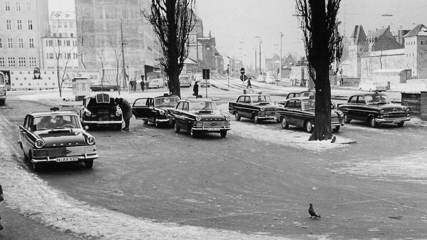 Am 22. Januar 1963 machte sich bereits die Platznot am Hauptbahnhof bemerkbar. Die Taxis haben feste Stellplätze, die die Autofahrer auch zu gern einnehmen würden.