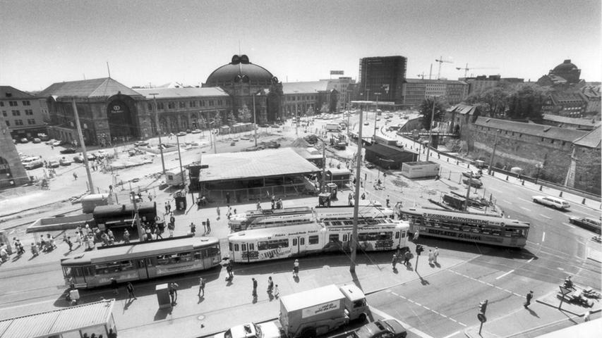 Bis heute sich der Nürnberger Hauptbahnhof mitsamt seines Bahnhofsplatzes ordentlich verändert. Von 1988 bis...